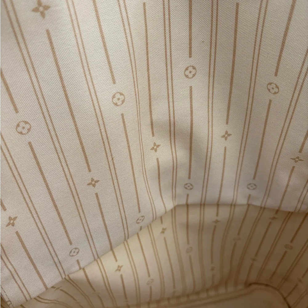 Louis Vuitton Neverfull MM (PRICE FIRM) - Picture 13 of 16